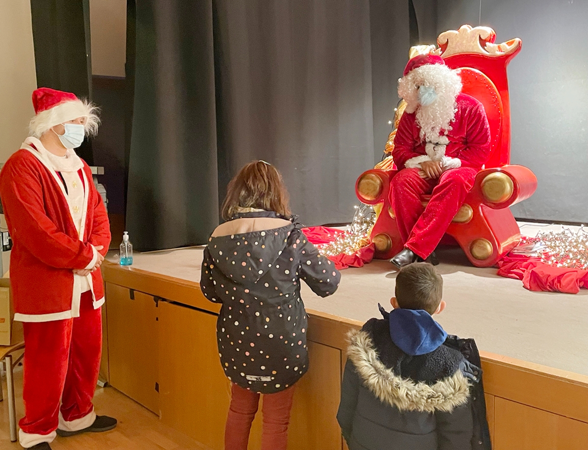 Visita de Papá Noel y decoración navideña de la Plaza en Carbajosa 